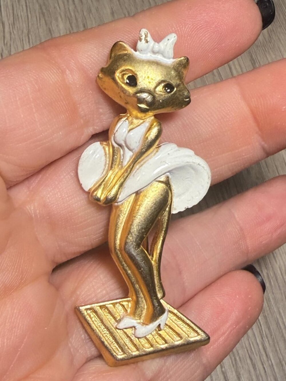 Danecraft Vintage Marilyn Monroe Style Cat Brooch White Enamel Gold Tone Pin